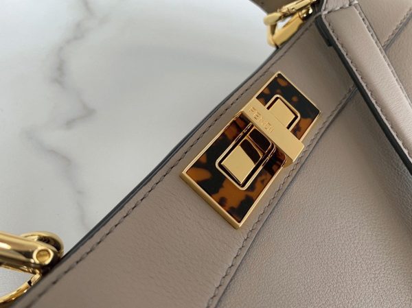 Contrefaçon Fendi Peekaboo ISeeU Moyen Sac en cuir de veau gris – Image 4