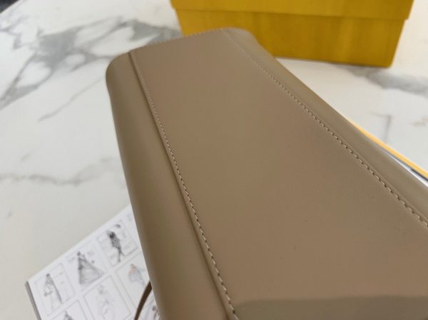 Réplique Fendi Peekaboo Mini Sac en cuir nappa gris colombe – Image 3