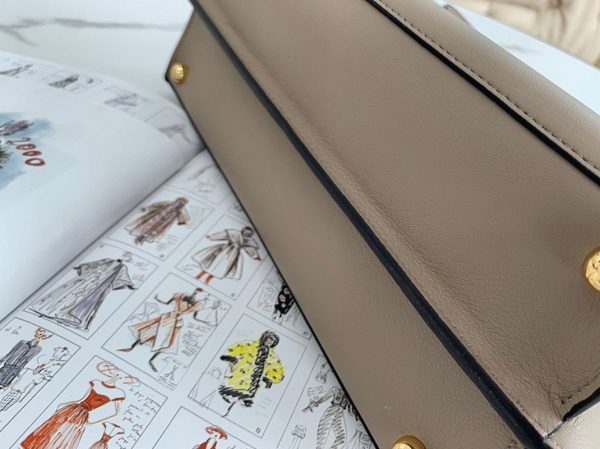 Contrefaçon Fendi Peekaboo ISeeU Moyen Sac en cuir de veau gris – Image 3