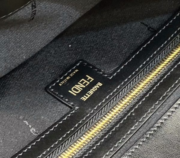 Réplique Fendi Baguette Grand Sac en FF noir – Image 2
