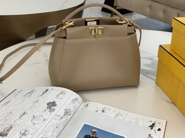 Réplique Fendi Peekaboo Mini Sac en cuir nappa gris colombe – Image 2