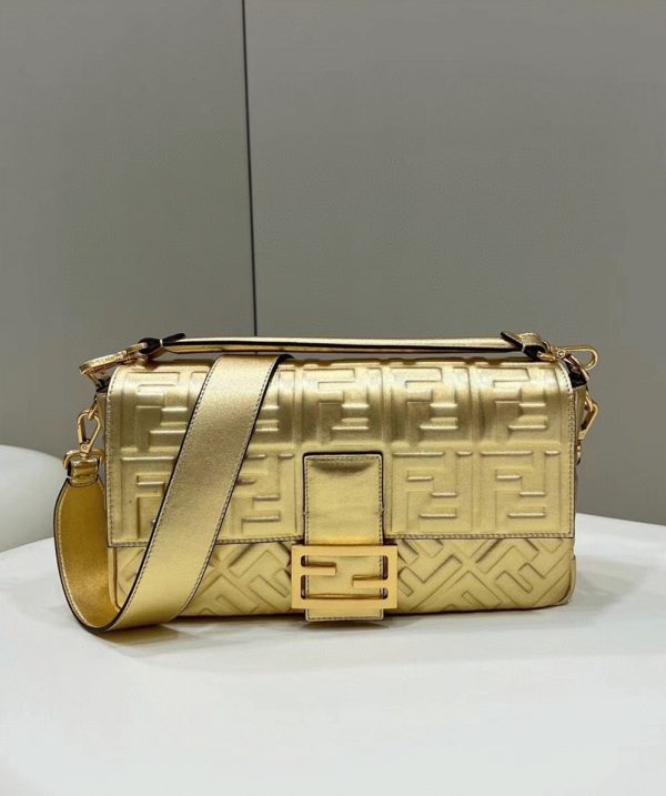 Fausse Fendi Baguette Grand Sac en or FF – Image 10