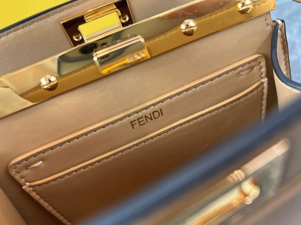 Réplique Fendi Peekaboo ISeeU Petit Sac en cuir nappa beige – Image 9