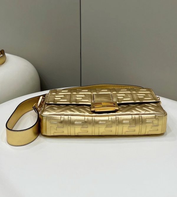 Fausse Fendi Baguette Grand Sac en or FF – Image 8