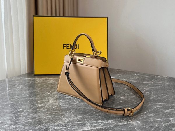 Réplique Fendi Peekaboo ISeeU Petit Sac en cuir nappa beige – Image 8