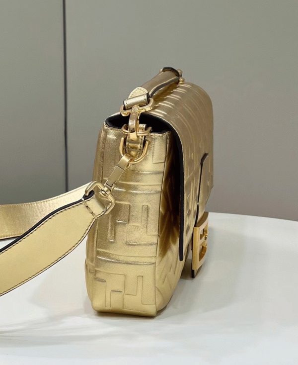 Fausse Fendi Baguette Grand Sac en or FF – Image 7