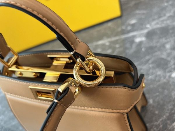 Réplique Fendi Peekaboo ISeeU Petit Sac en cuir nappa beige – Image 7