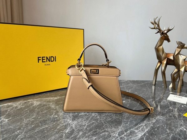 Réplique Fendi Peekaboo ISeeU Petit Sac en cuir nappa beige – Image 6