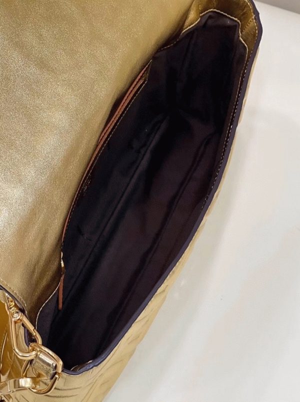 Fausse Fendi Baguette Grand Sac en or FF – Image 6