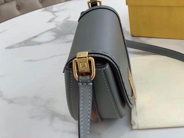 Fausse Fendi Moonlight Sac Saddle en cuir de veau gris – Image 7