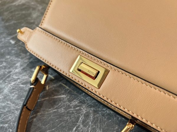 Réplique Fendi Peekaboo ISeeU Petit Sac en cuir nappa beige – Image 5
