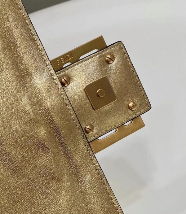 Fausse Fendi Baguette Grand Sac en or FF – Image 4