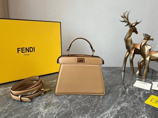 Réplique Fendi Peekaboo ISeeU Petit Sac en cuir nappa beige – Image 4