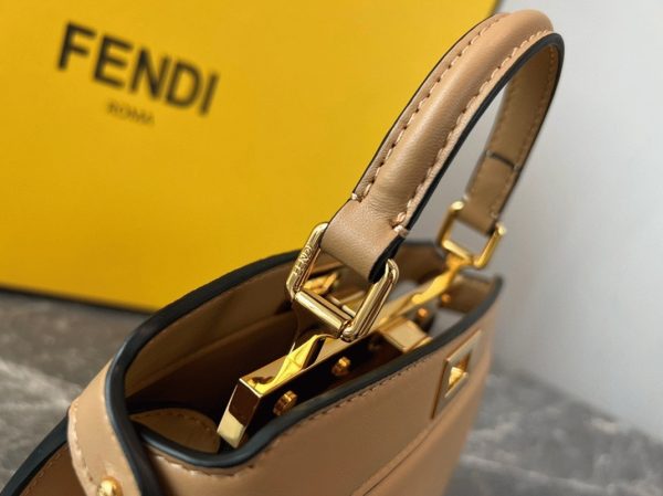 Réplique Fendi Peekaboo ISeeU Petit Sac en cuir nappa beige – Image 3