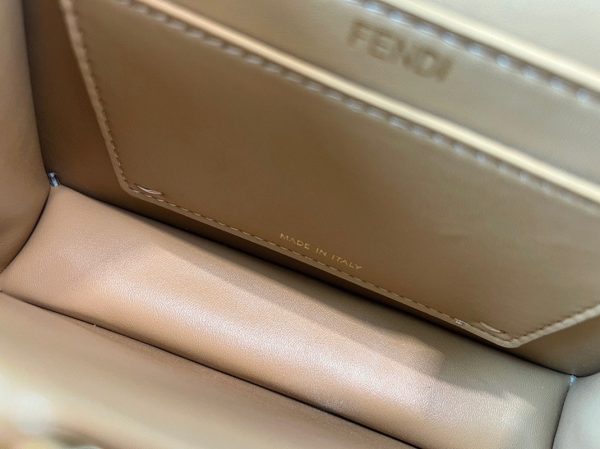 Réplique Fendi Peekaboo ISeeU Petit Sac en cuir nappa beige – Image 2
