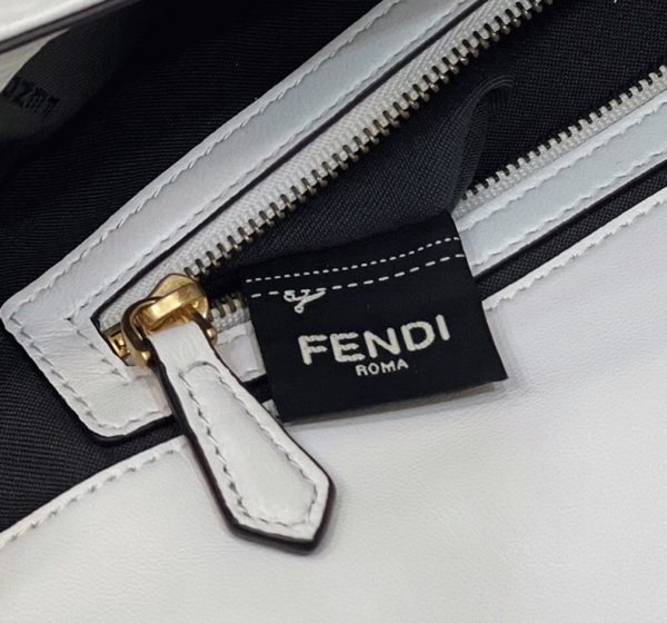 Contrefaçon Fendi Baguette Grand Sac en FF blanc – Image 8