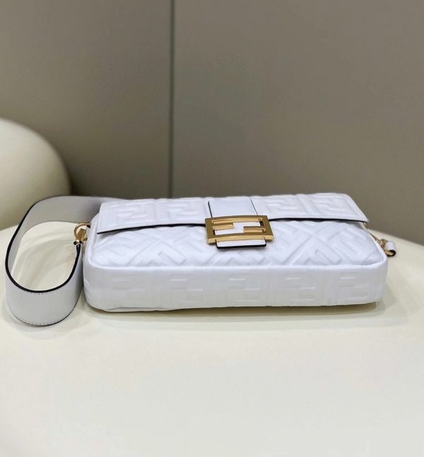 Contrefaçon Fendi Baguette Grand Sac en FF blanc – Image 4