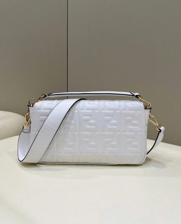 Contrefaçon Fendi Baguette Grand Sac en FF blanc – Image 3