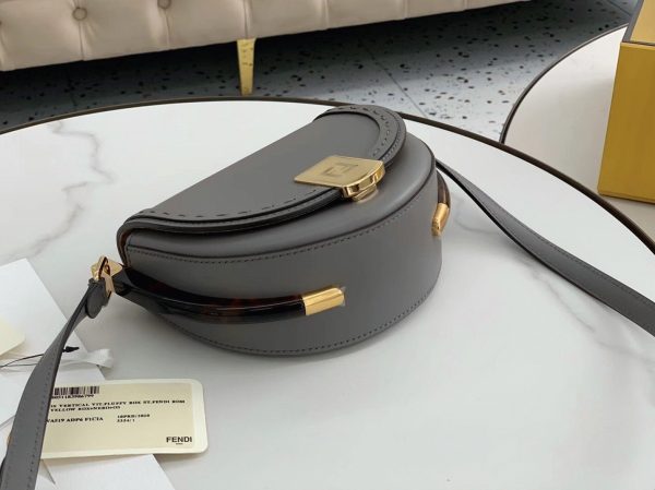 Fausse Fendi Moonlight Sac Saddle en cuir de veau gris – Image 6