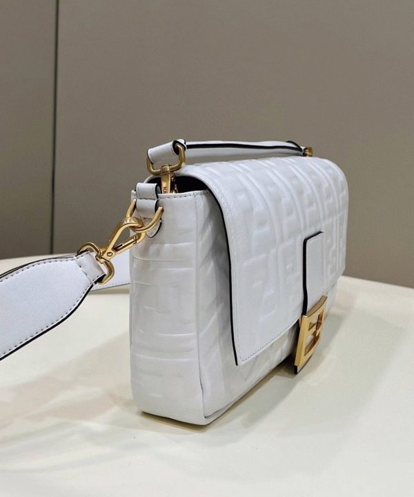 Contrefaçon Fendi Baguette Grand Sac en FF blanc – Image 2