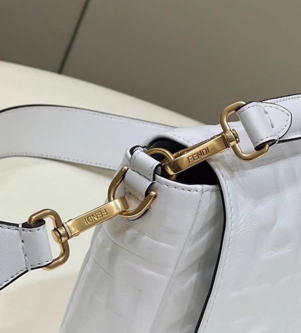 Contrefaçon Fendi Baguette Grand Sac en FF blanc – Image 9
