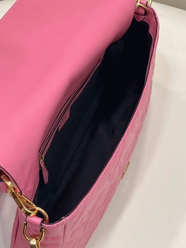 Réplique Fendi Baguette Grand Sac en rose FF – Image 8