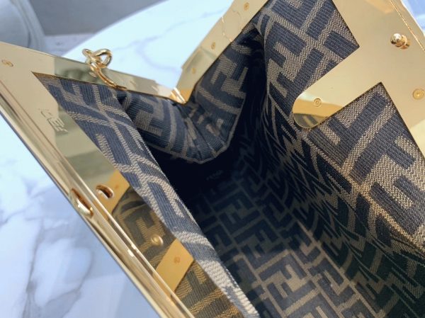 Contrefaçon Fendi First Moyen Sac en cuir nappa beige – Image 10