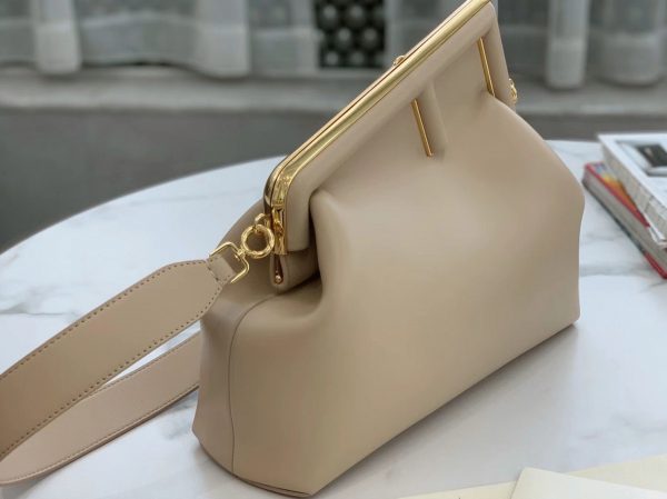 Contrefaçon Fendi First Moyen Sac en cuir nappa beige – Image 9