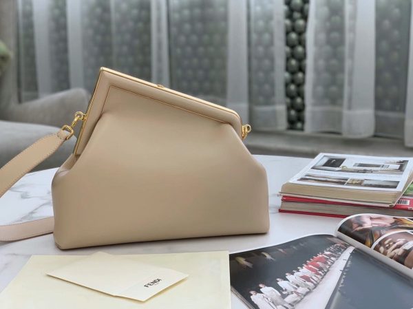 Contrefaçon Fendi First Moyen Sac en cuir nappa beige – Image 8