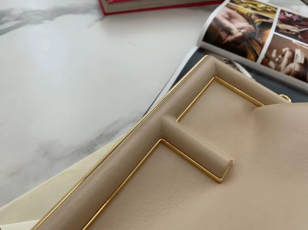 Contrefaçon Fendi First Moyen Sac en cuir nappa beige – Image 7