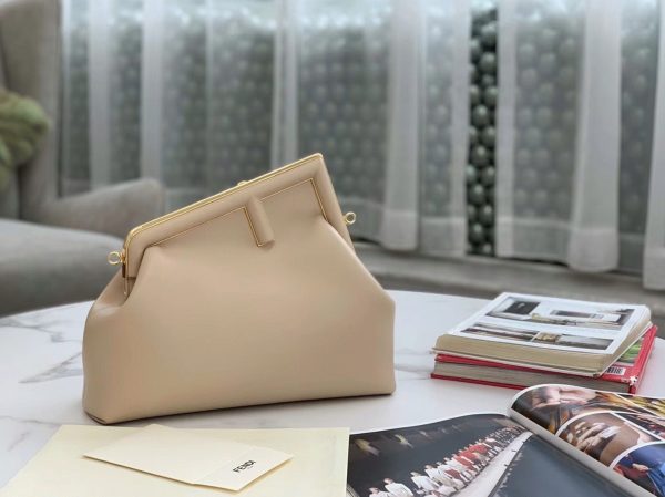 Contrefaçon Fendi First Moyen Sac en cuir nappa beige – Image 6