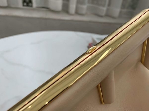 Contrefaçon Fendi First Moyen Sac en cuir nappa beige – Image 5
