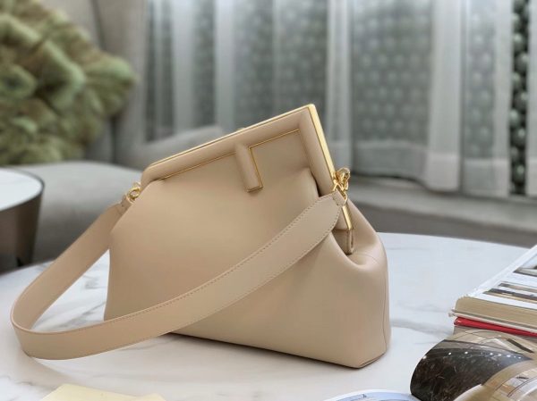 Contrefaçon Fendi First Moyen Sac en cuir nappa beige – Image 4