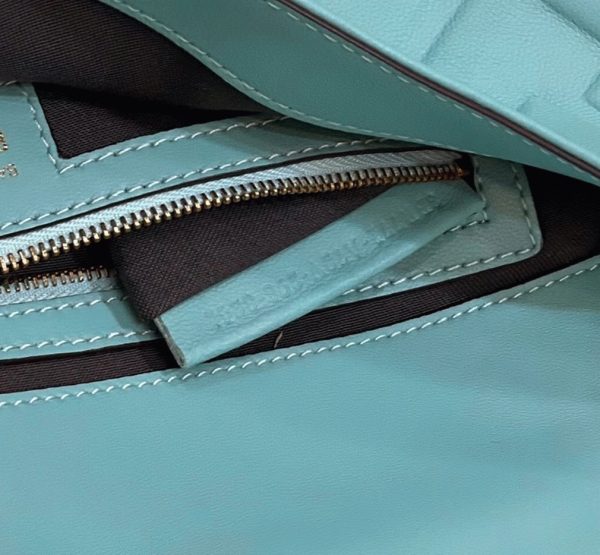 Contrefaçon Fendi Baguette Grand Sac en bleu FF – Image 9