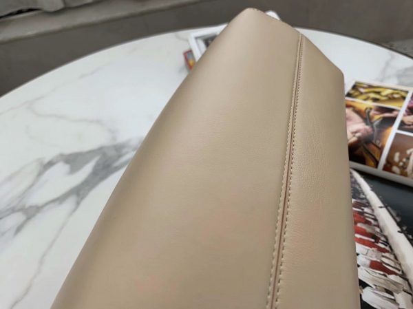 Contrefaçon Fendi First Moyen Sac en cuir nappa beige – Image 3