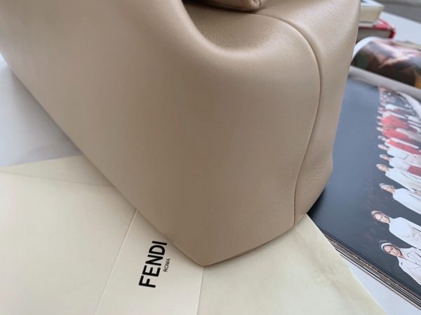 Contrefaçon Fendi First Moyen Sac en cuir nappa beige – Image 2