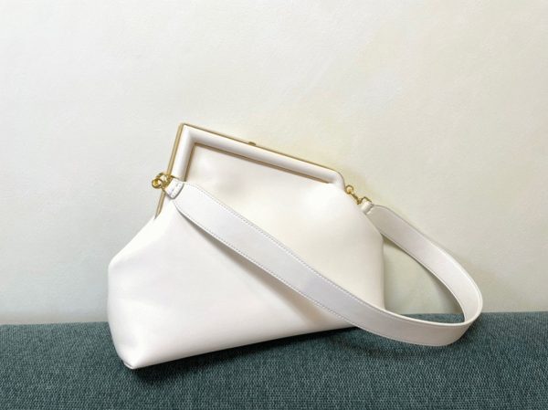 Fausse Fendi First Moyen Sac en cuir nappa blanc – Image 9
