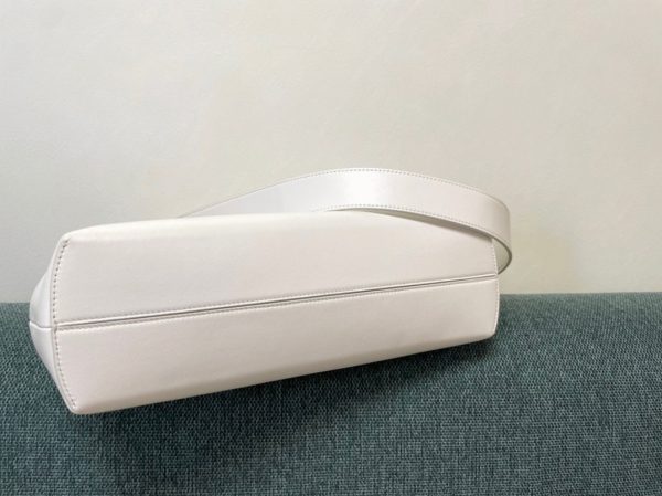 Fausse Fendi First Moyen Sac en cuir nappa blanc – Image 8