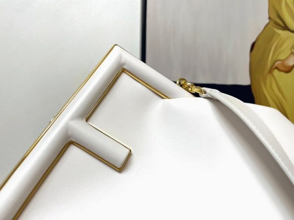 Fausse Fendi First Moyen Sac en cuir nappa blanc – Image 7
