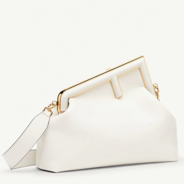 Fausse Fendi First Moyen Sac en cuir nappa blanc