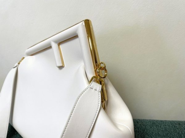 Fausse Fendi First Moyen Sac en cuir nappa blanc – Image 6