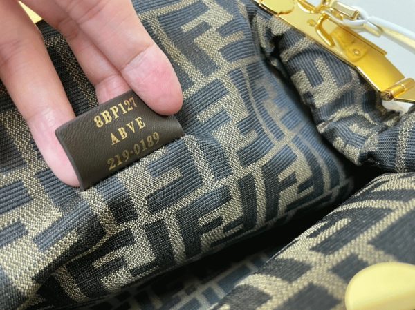 Fausse Fendi First Moyen Sac en cuir nappa blanc – Image 4