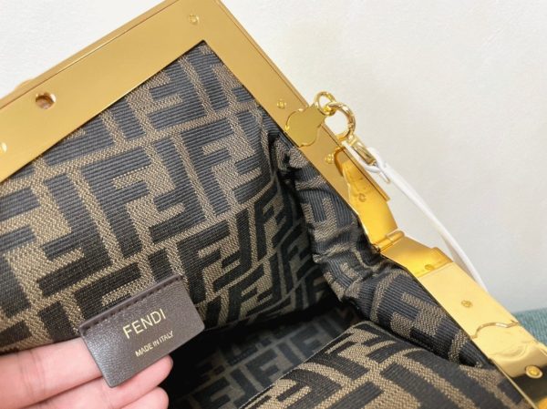 Fausse Fendi First Moyen Sac en cuir nappa blanc – Image 3