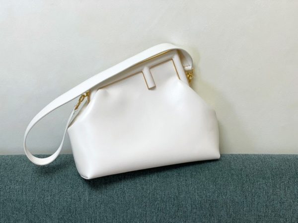 Fausse Fendi First Moyen Sac en cuir nappa blanc – Image 2