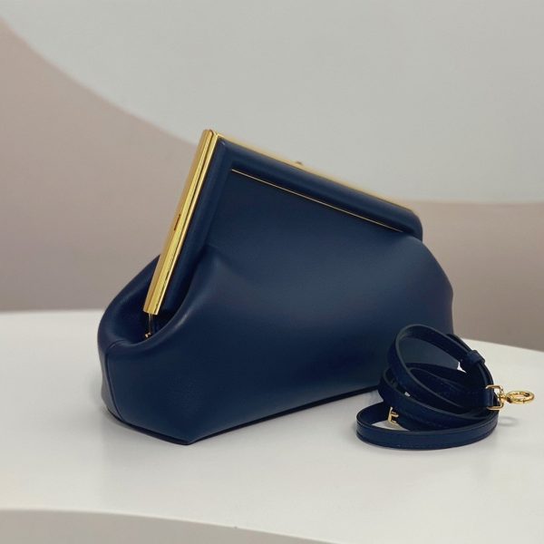 Fausse Fendi First Petit Sac en bleu foncé – Image 10