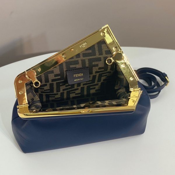 Fausse Fendi First Petit Sac en bleu foncé – Image 4