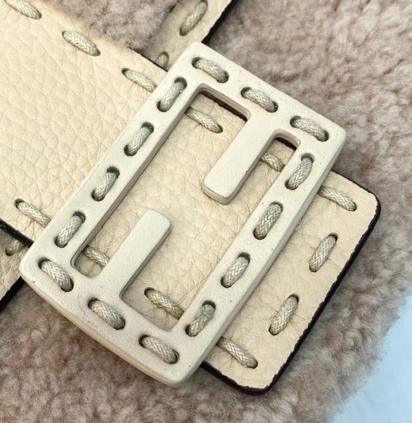 Fausse Fendi Baguette Moyen Sac en beige – Image 4