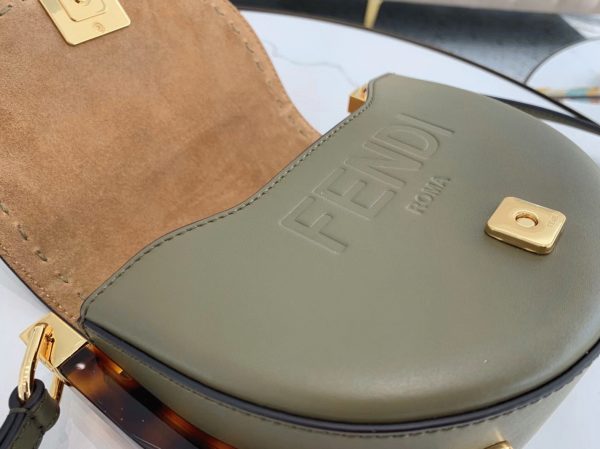 Contrefaçon Fendi Moonlight Sac Saddle en cuir de veau vert – Image 8