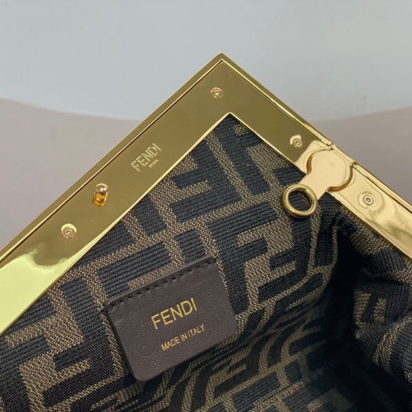 Fausse Fendi First Petit Sac en blanc – Image 3