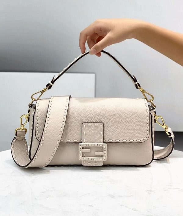 Réplique Fendi Baguette Moyen Sac en blanc – Image 6